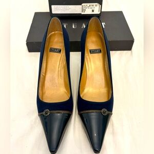 Stuart Weitzman black crepe/patent leather pumps.